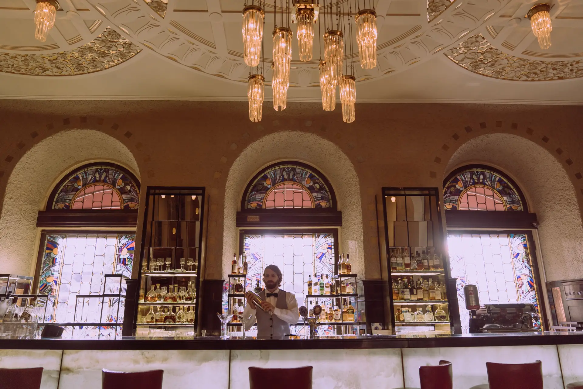 Elegante Hotelbar mit Stimmungsbeleuchtung