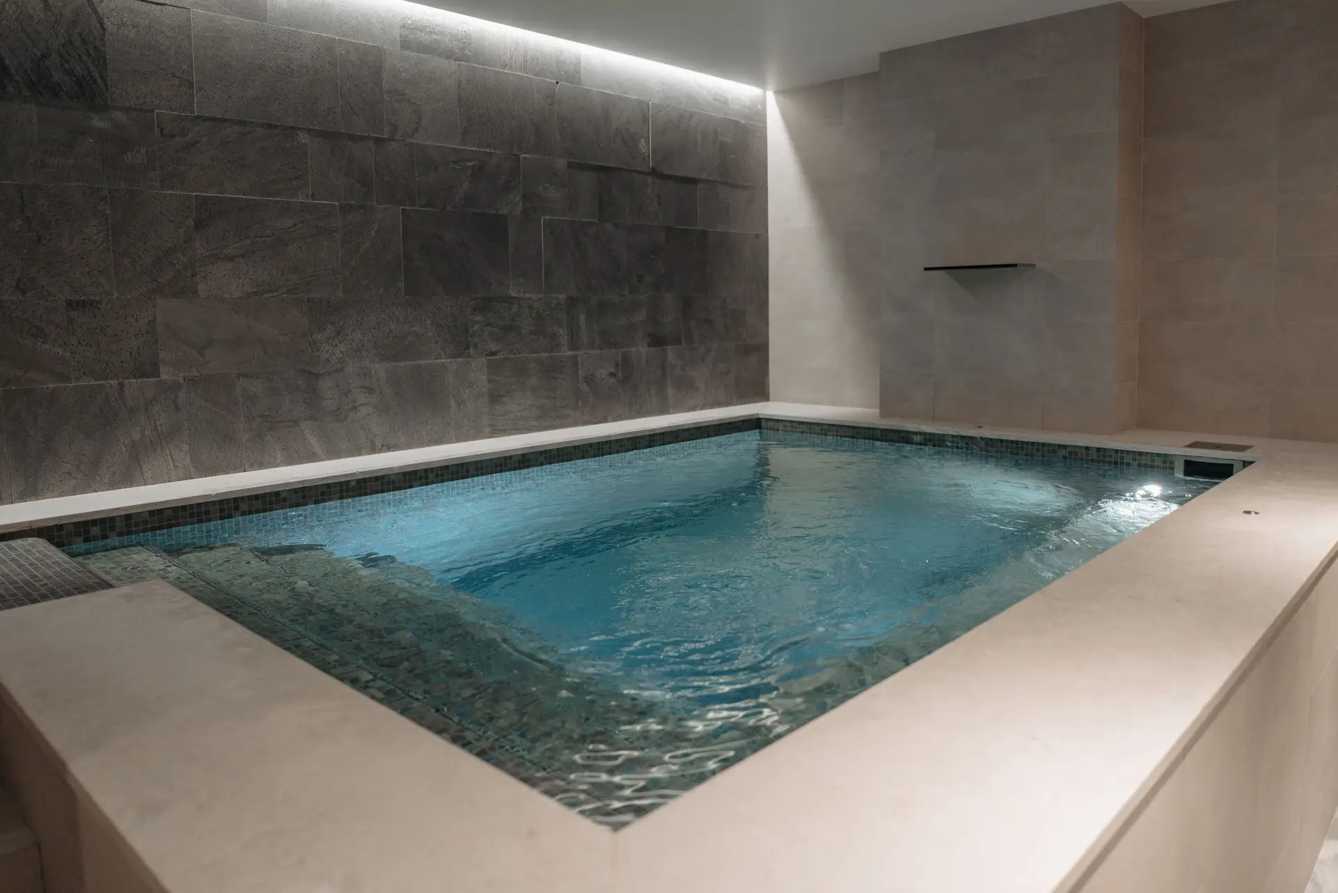 Großer Indoor Pool